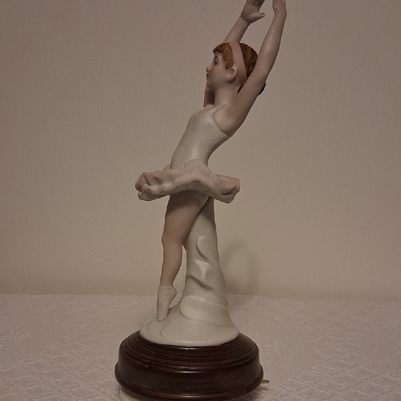Elegant Porcelain ✨💃  Ballerina Music box Figurine in Cream and Pink - Picture 6 of 15